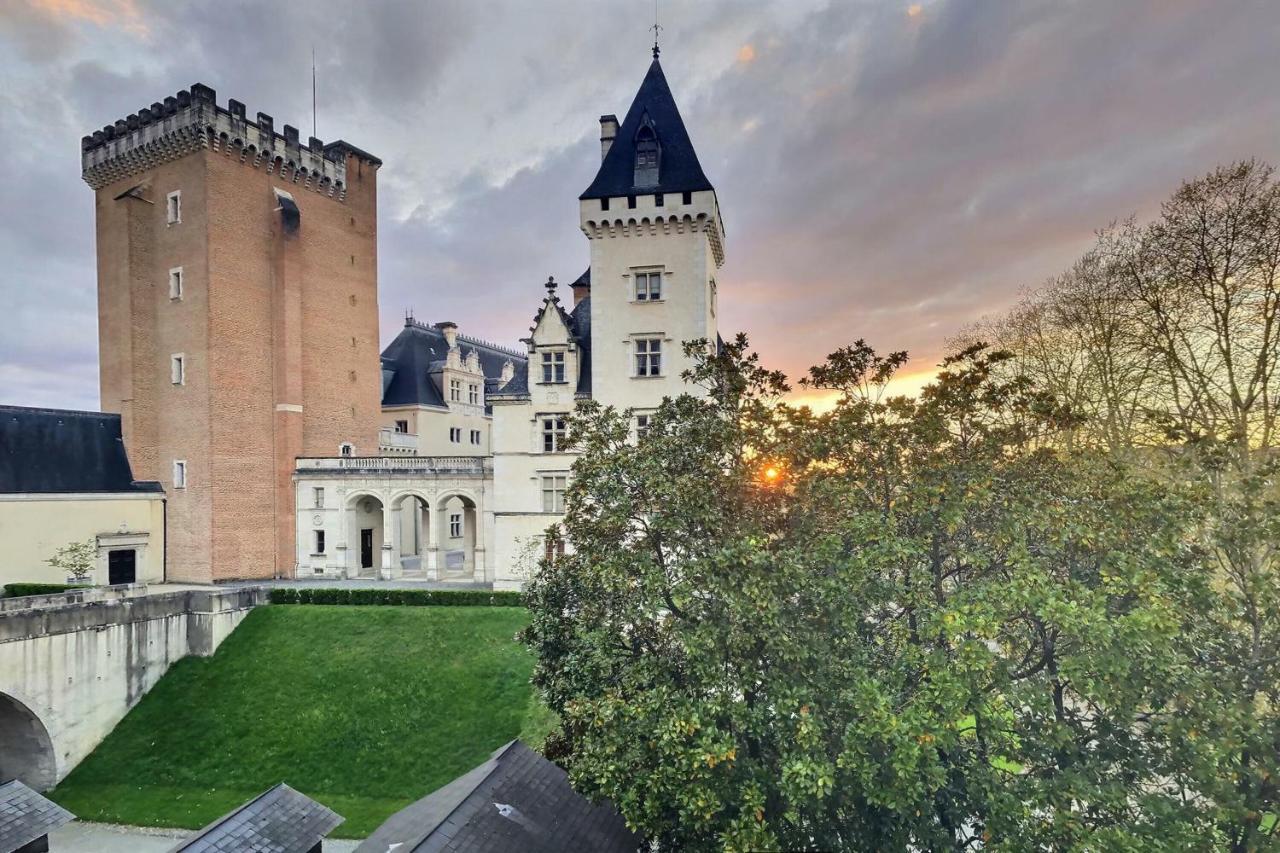 Vue Magique Sur Le Chateau Dans Un Quartier Populaire 波城 外观 照片