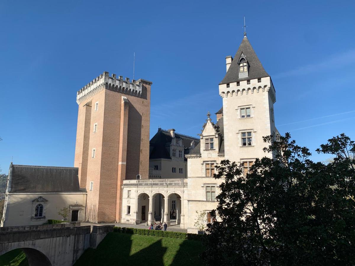 Vue Magique Sur Le Chateau Dans Un Quartier Populaire 波城 外观 照片