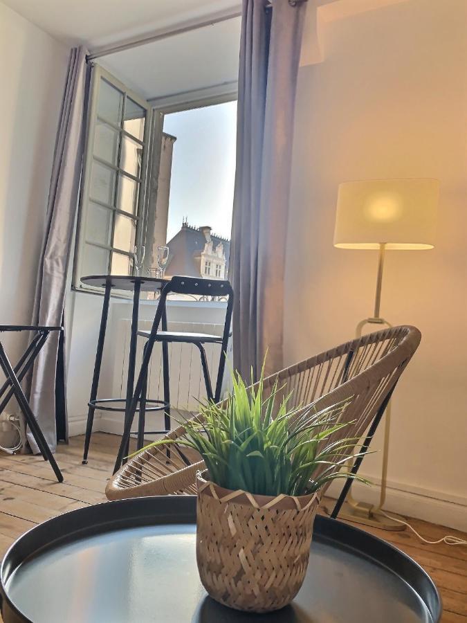 Vue Magique Sur Le Chateau Dans Un Quartier Populaire 波城 外观 照片
