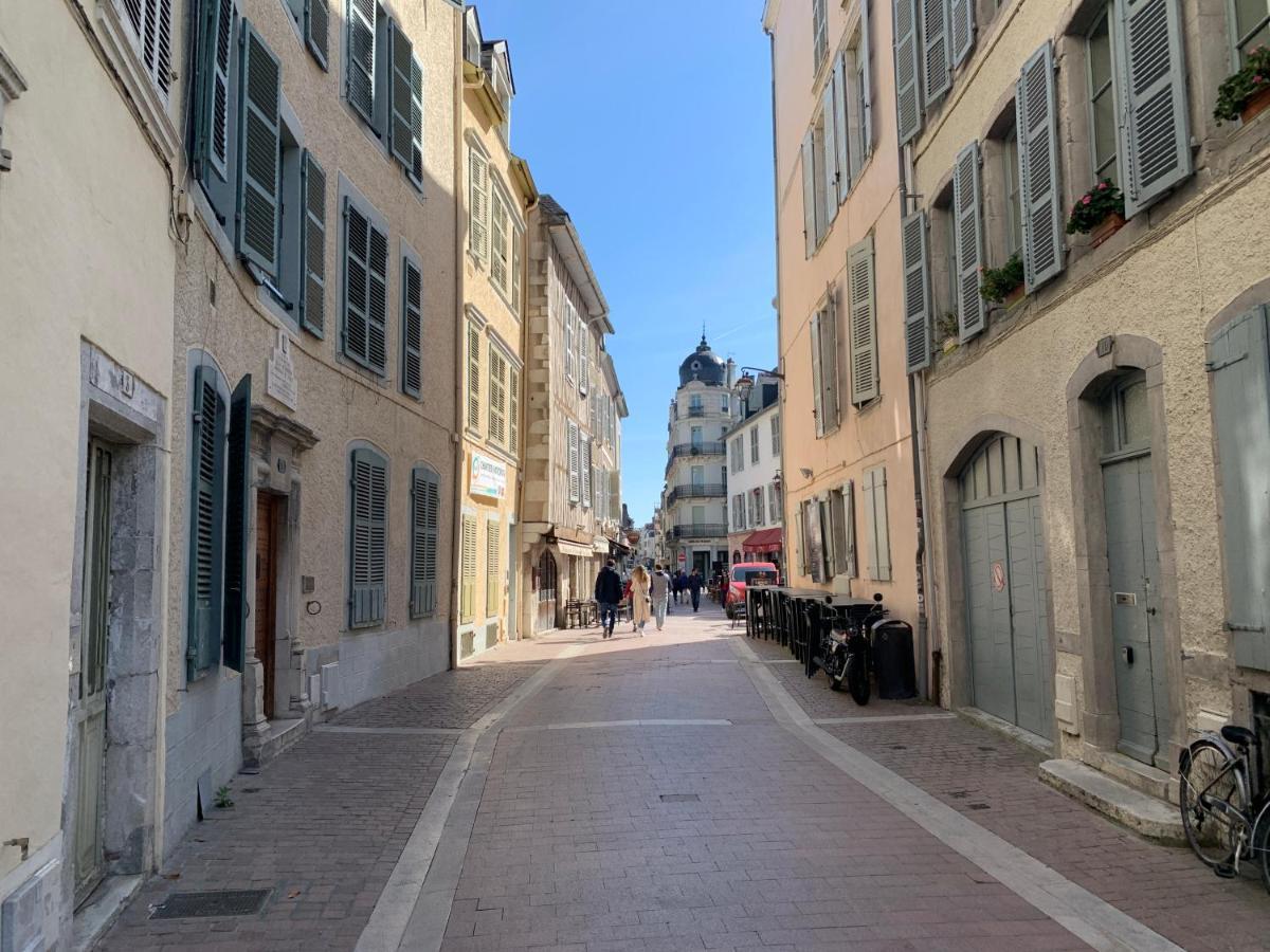 Vue Magique Sur Le Chateau Dans Un Quartier Populaire 波城 外观 照片