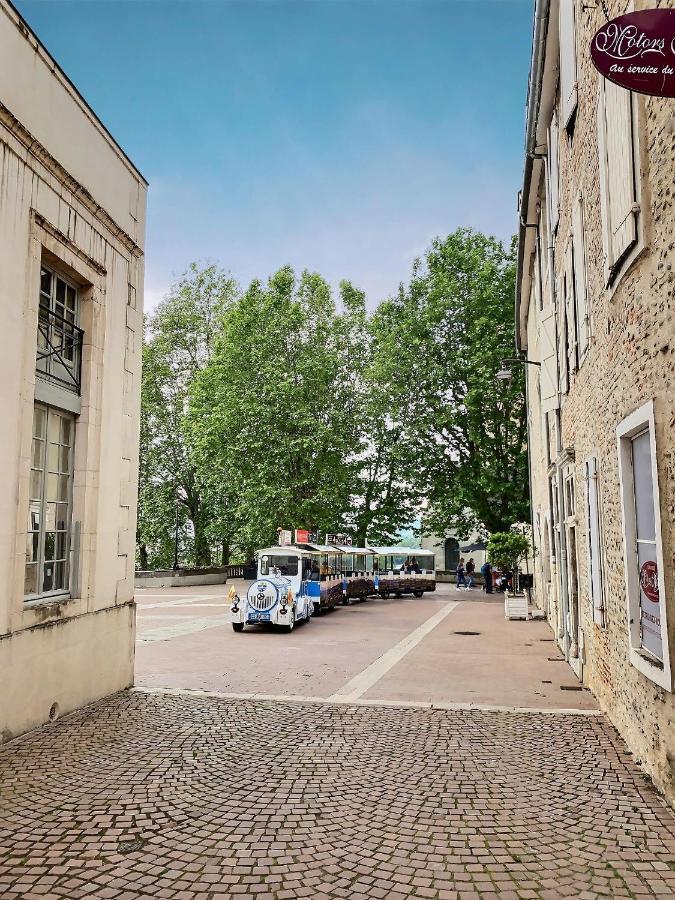 Vue Magique Sur Le Chateau Dans Un Quartier Populaire 波城 外观 照片